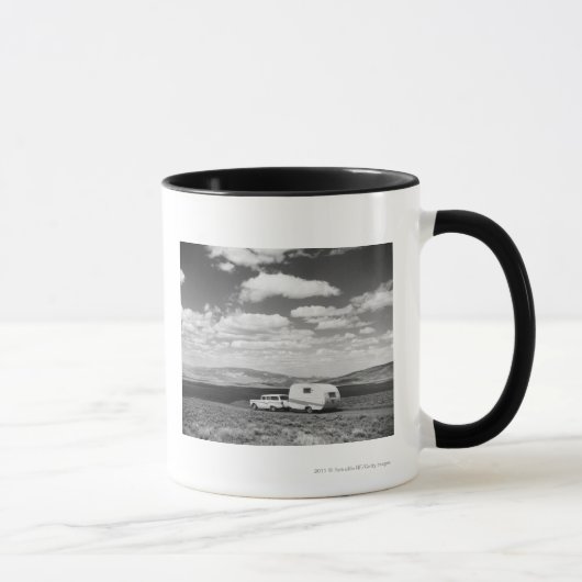 道のトレーラーを引っ張る車 マグカップ (右)