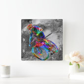 道の下で競争しているテクニカラー山のバイクもしくは自転車に乗る人 スクエア壁時計 (ホーム)