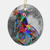 道の下で競争しているテクニカラー山のバイクもしくは自転車に乗る人 セラミックオーナメント (左)