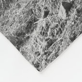 道の下で競争しているテクニカラー山のバイクもしくは自転車に乗る人 フリースブランケット (角)