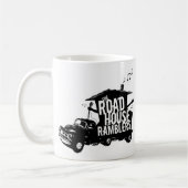 道の家のブラブラ歩く人のマグ コーヒーマグカップ (左)