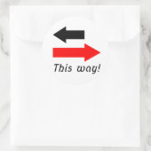 道の方向を指す2つの赤い黒い矢印 ラウンドシール (バッグ)