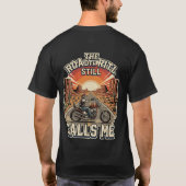 道はまだ僕を呼んでいる バイカーTシャツ Tシャツ (裏面)