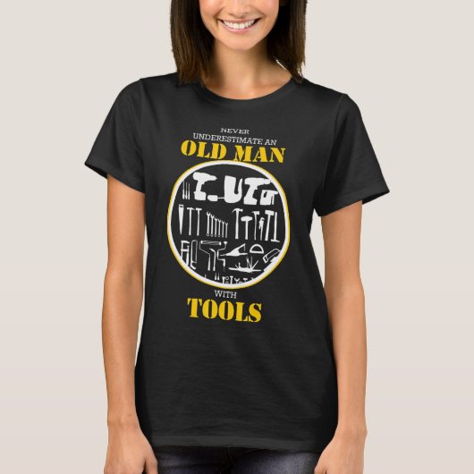 道具持ちの老人を決して甘く見ない Tシャツ (正面)