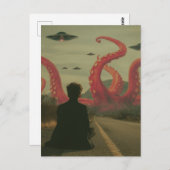 道端に座っているピンクのタコとUFOの人 ポストカード (正面/裏面)