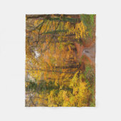 道素晴らしのあるイギリスの秋の森の色 フリースブランケット (正面)