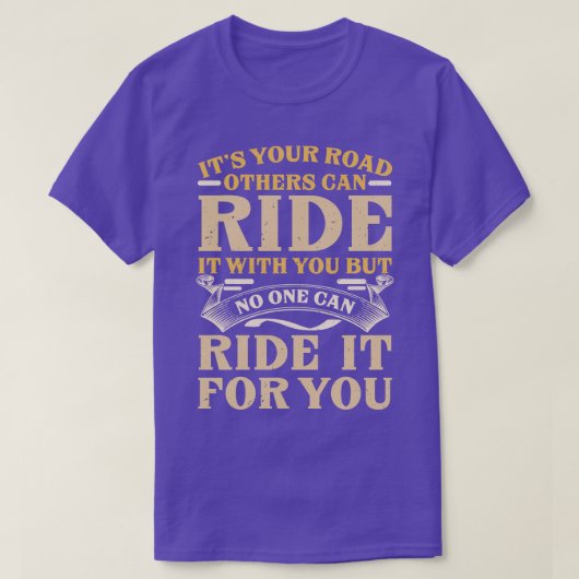 道路に乗る感動的引用文レタリング Tシャツ (デザイン正面)