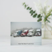 道路のトラック運転手の向こうに ポストカード (スタンド正面)