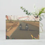 道路のバイクと大理石ペイントの空のコラージュ シーズンカード (スタンド正面)