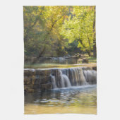 道路の上に溢れる キッチンタオル (縦)