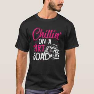 道路の女の子の未舗装の道路で肌寒い Tシャツ
