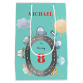 道路の少年の誕生日に車や車 ミディアムペーパーバッグ (裏面)