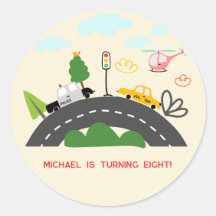 道路の少年の誕生日に車や車