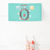 道路の少年の誕生日に車や車 横断幕 (インサイチュ)