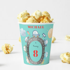 道路の少年の誕生日に車や車 紙コップ