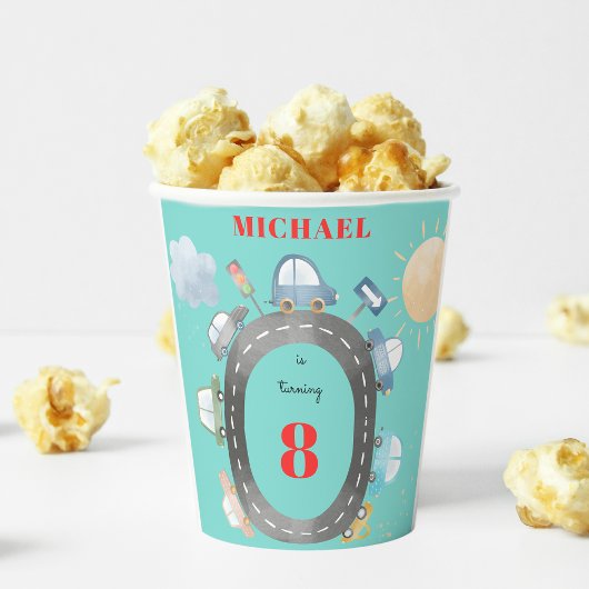 道路の少年の誕生日に車や車 紙コップ