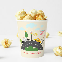 道路の少年の誕生日に車や車 紙コップ