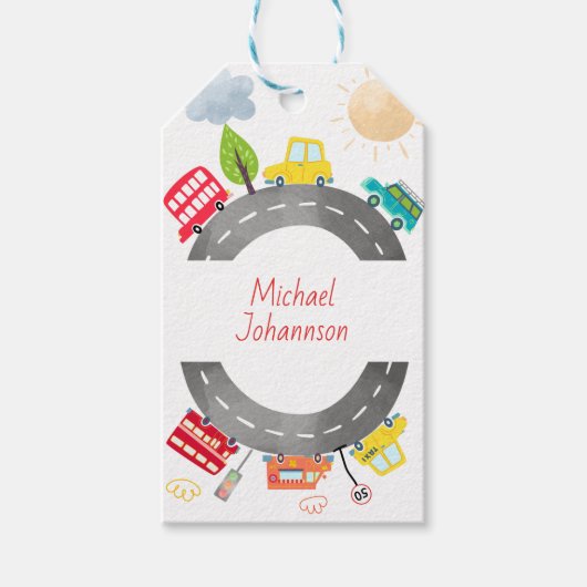 道路上で幸せな車の少年の誕生日 ギフトタグ (正面)
