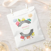 道路上で幸せな車の少年の誕生日 フェイバーバッグ (クリップ留めされた状態)