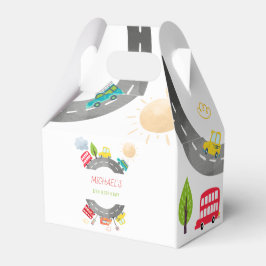 道路上で幸せな車の少年の誕生日 フェイバーボックス