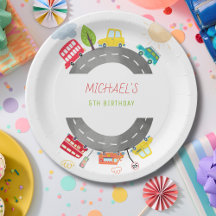 道路上で幸せな車の少年の誕生日