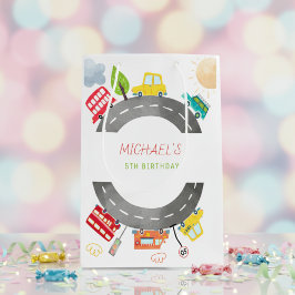 道路上で幸せな車の少年の誕生日 ミディアムペーパーバッグ