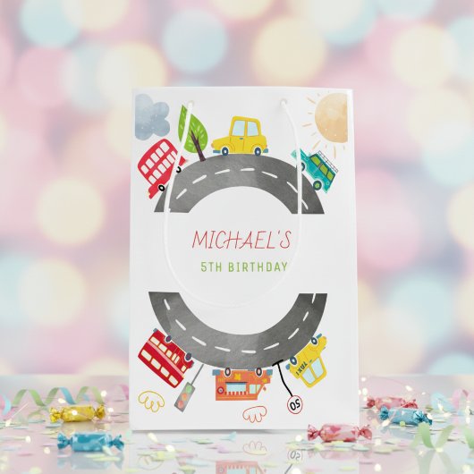 道路上で幸せな車の少年の誕生日 ミディアムペーパーバッグ