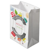 道路上で幸せな車の少年の誕生日 ミディアムペーパーバッグ (正面アングル)