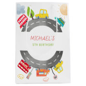 道路上で幸せな車の少年の誕生日 ミディアムペーパーバッグ (正面)