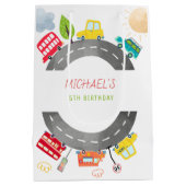 道路上で幸せな車の少年の誕生日 ミディアムペーパーバッグ (裏面)