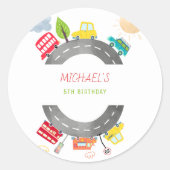 道路上で幸せな車の少年の誕生日 ラウンドシール (正面)