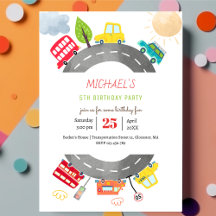 道路上で幸せな車の少年の誕生日