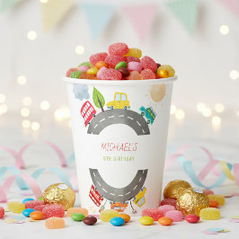 道路上で幸せな車の少年の誕生日 紙コップ