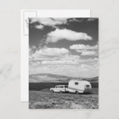 道路上のトレーラーを引っ張る車 ポストカード (正面/裏面)