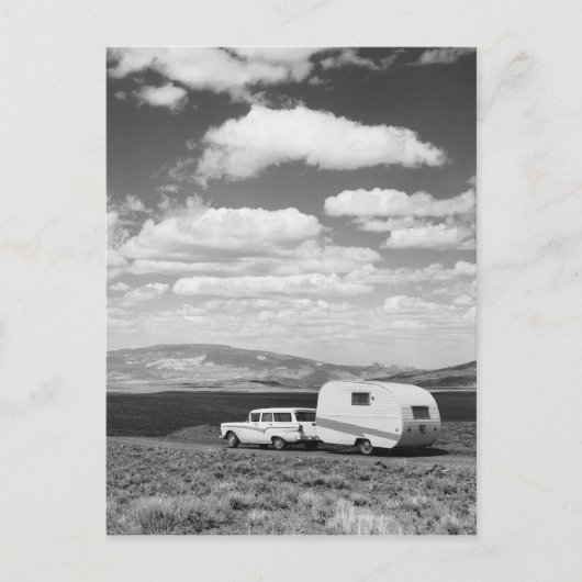 道路上のトレーラーを引っ張る車 ポストカード (正面)