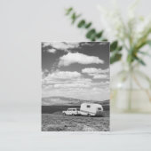 道路上のトレーラーを引っ張る車 ポストカード (スタンド正面)