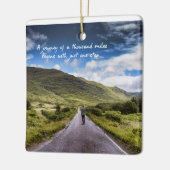 道路上の男の国の側の旅1つのステップを開始 セラミックオーナメント (左)