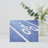 道路上の自転車の看板のクローズアップ ポストカード (スタンド正面)