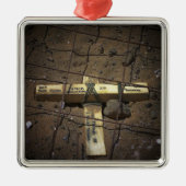 道路修繕の乗組員が十字を切る メタルオーナメント (正面)