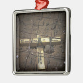 道路修繕の乗組員が十字を切る メタルオーナメント (左)