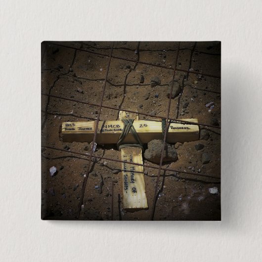 道路修繕の乗組員が十字を切る 缶バッジ (正面)