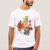 道路工事中サインのユーモラスな建設作業員 Tシャツ (正面)