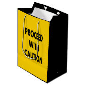 道路標識に注意を払って進む ミディアムペーパーバッグ (正面アングル)