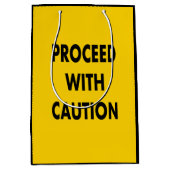 道路標識に注意を払って進む ミディアムペーパーバッグ (正面)