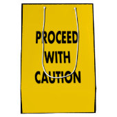 道路標識に注意を払って進む ミディアムペーパーバッグ (裏面)