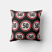 道路標識付き年齢の誕生日パーティーを変更 クッション (裏面)