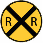 道路標識鉄道交差点 写真彫刻マグネット<br><div class="desc">クラシックの黄色い標識が踏切を示す。</div>