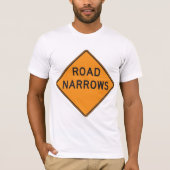 道路狭い道路標識メンズTシャツ Tシャツ (正面)