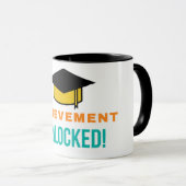 達成ロック解除された卒業キャップ マグカップ (正面右)
