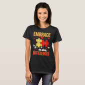 違いを受け入れるおもしろい世界自閉症の日パズル Tシャツ (正面フル)